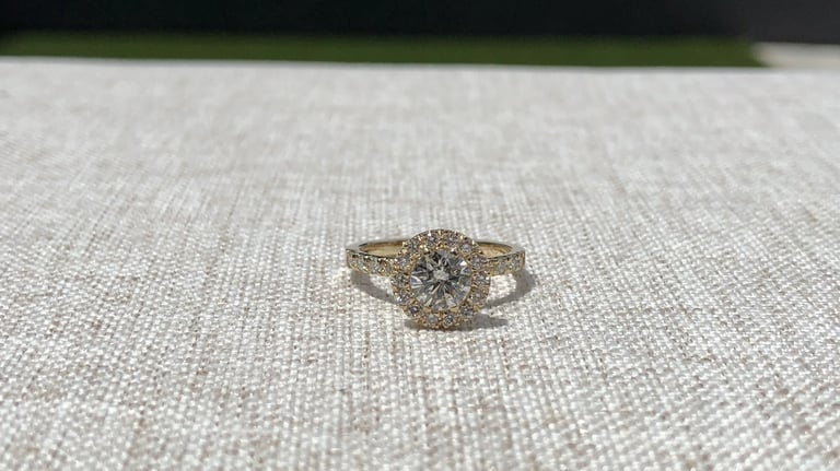 anillo de oro 18k amarillo, diamante central corte redondo con Halo y diamantes laterales