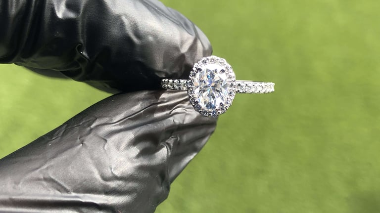 Anillo de Compromiso Oro Blanco Ovalo Halo, Moissanita