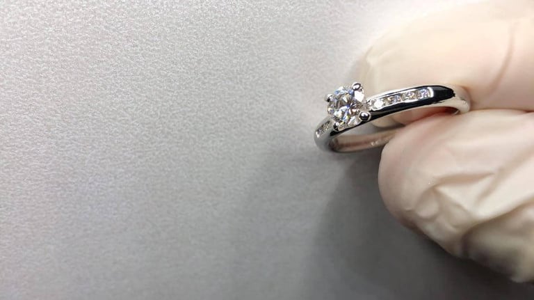 Anillo de Compromiso Oro Blanco 14k con diamantes laterales