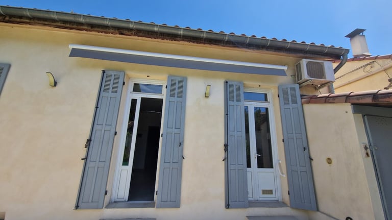 store coffre gris en façade