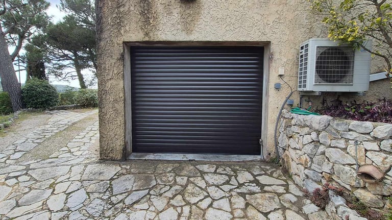 Remplacement d'une porte de garage bois par une porte en aluminium sur enrouleur
