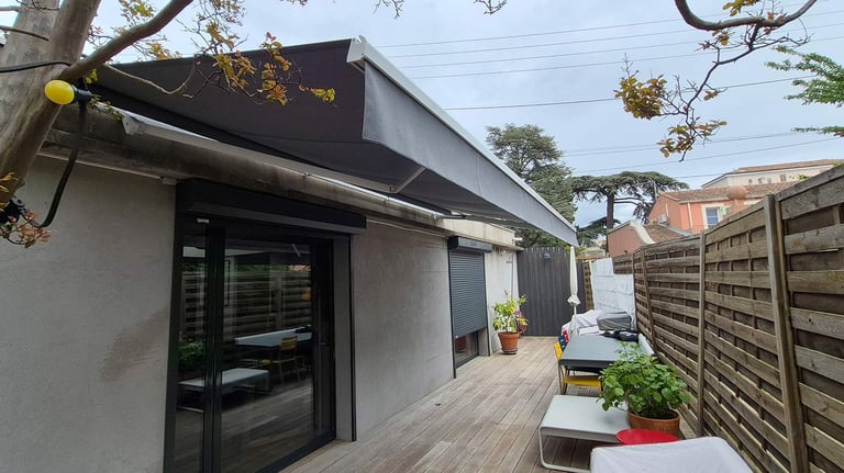 Store enrouleur gris moderne