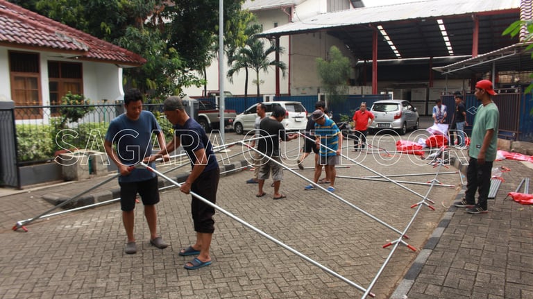 proses pendiriran tenda serbaguna kemensos dari pabrik tenda sagara outdoor