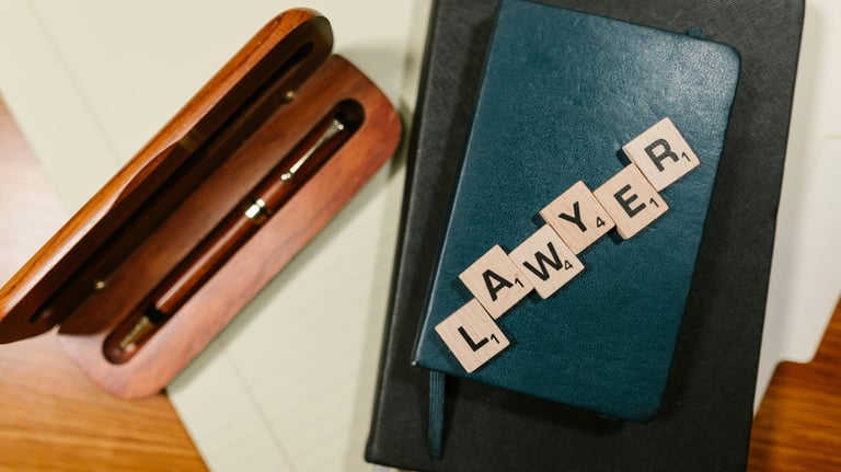 un bolígrafo en caja de madera y las letras lawyer