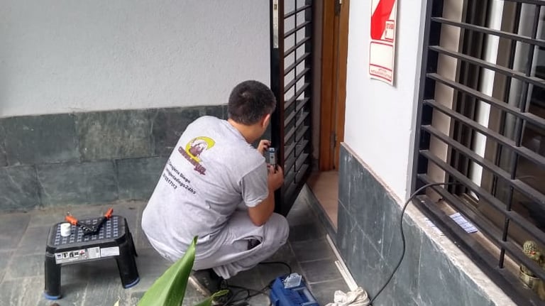 cerrajero de  puertas profesional - Cerrajería Diego 24hs Mendoza