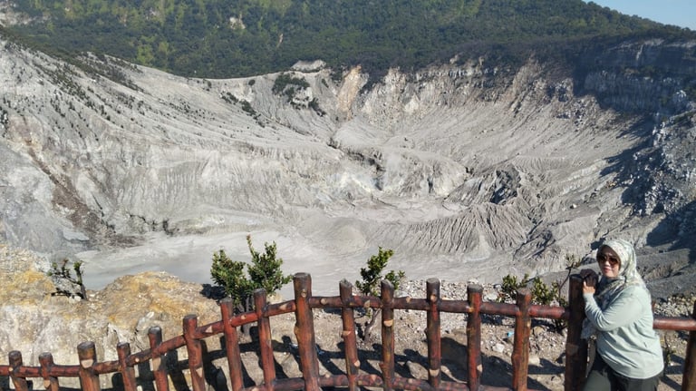 tangkubanperahu crater