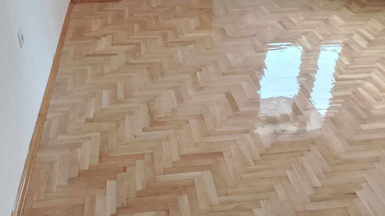 Ahşap parke silim iskele sistemi  Parke silim ve cila iskele  İskele silim sonrası parke görünümü  İ