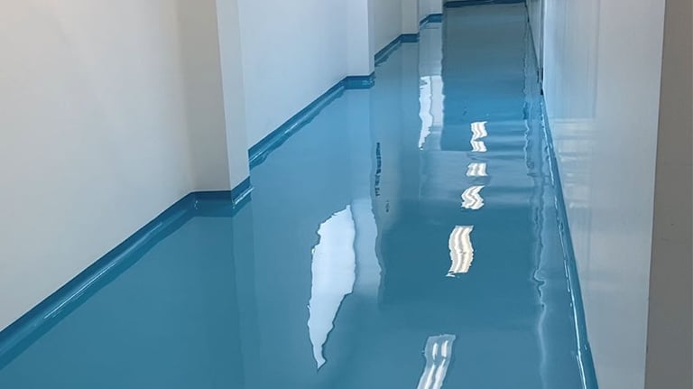piso epóxico sanitario con curvas y acabado continuo para áreas higiénicas