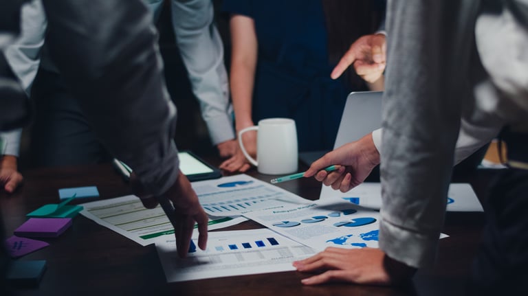 مدير مشروع من ترا يراجع خطط البناء مع المهندسين في الموقع