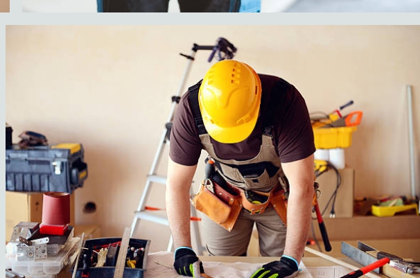 عمال ترا يجددون الجدران والأسقف في مبنى تجاري