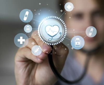 Un médico utilizando un estetoscopio digital con iconos médicos brillantes para la salud del corazón