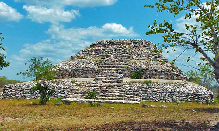 pirámide en zona arqueológica de yaxunah