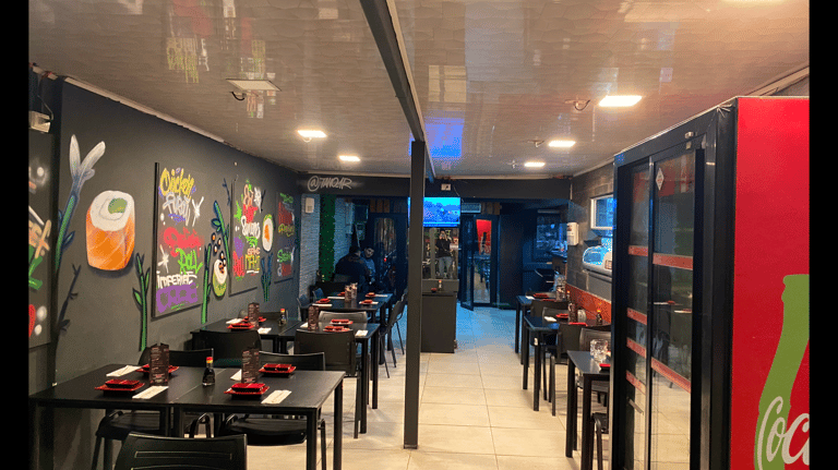 Estado original restaurante Haki Sushi Santiago antes de remodelación Atípico.