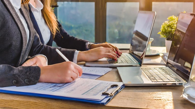 Travail administratif collaboratif sur ordinateurs portables en environnement professionnel