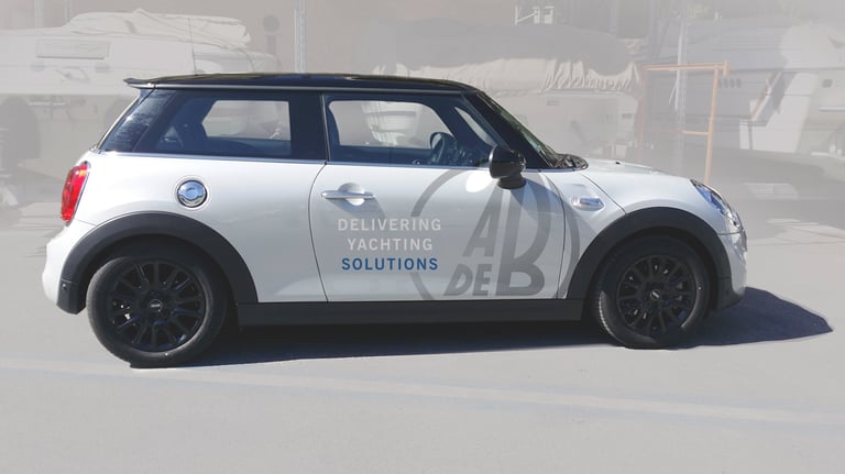 Covering, décoration d'une voiture en adhésif argent.