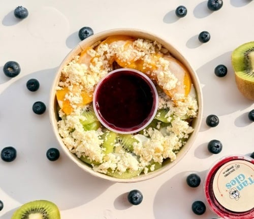 pancakes, tangles, salsa frutos rojos