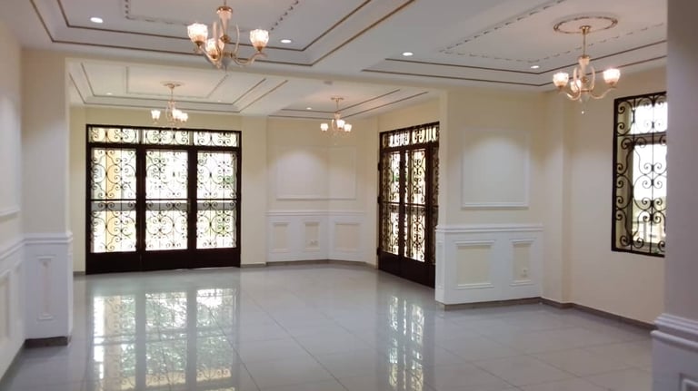 Élégante villa à Kribi: carrelage poli, lustres ornementés et portes décoratives en fer forgé