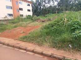 Terrains en vente, à côté d'une route pavée et d'un immeuble d'appartement à Bastos