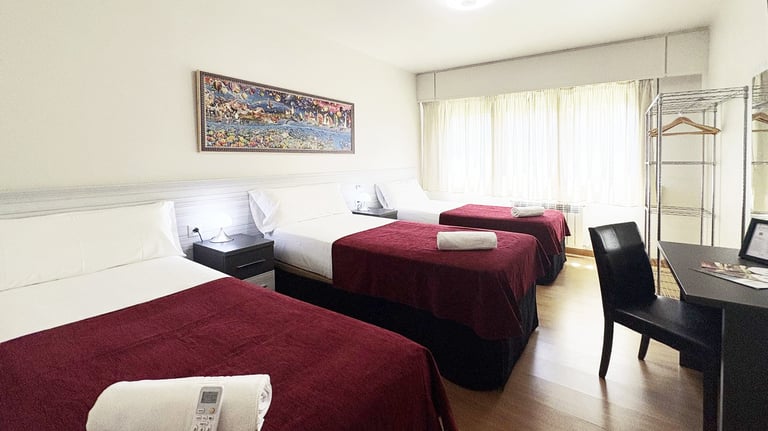 Habitación triple en Berceo Rooms, Logroño