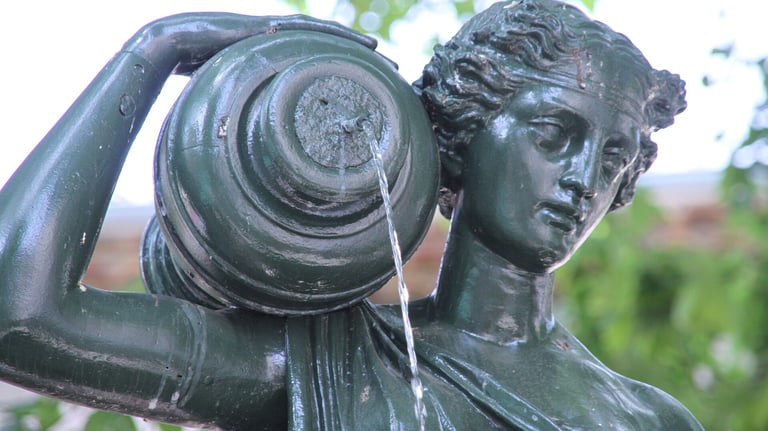 la statue de la fontaine , place de la fontaine à Uzès