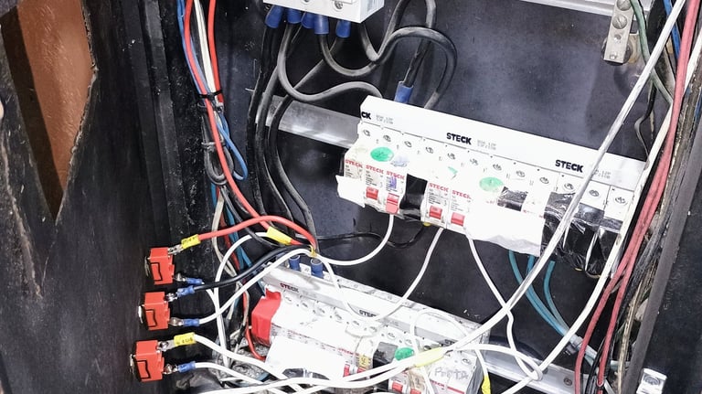 Instalação e Reparos de Luminárias: Pendentes, Sobrepor, Embutir