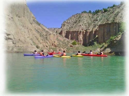 Alquilar kayaks para explorar el embalse