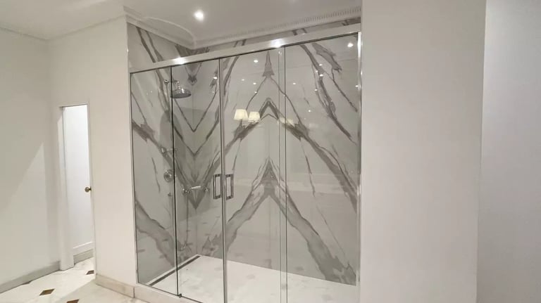 Salle de douche en Calacatta Gold