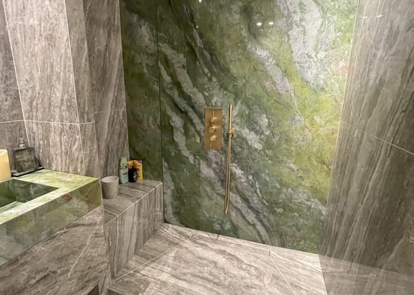 renovation salle de douche Irish green Nebula Grigia Granitifiandre