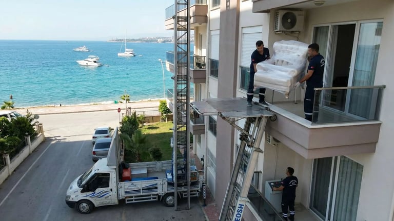 Konyaaltı'nda rezidans balkonuna asansörlü taşıma operasyonu