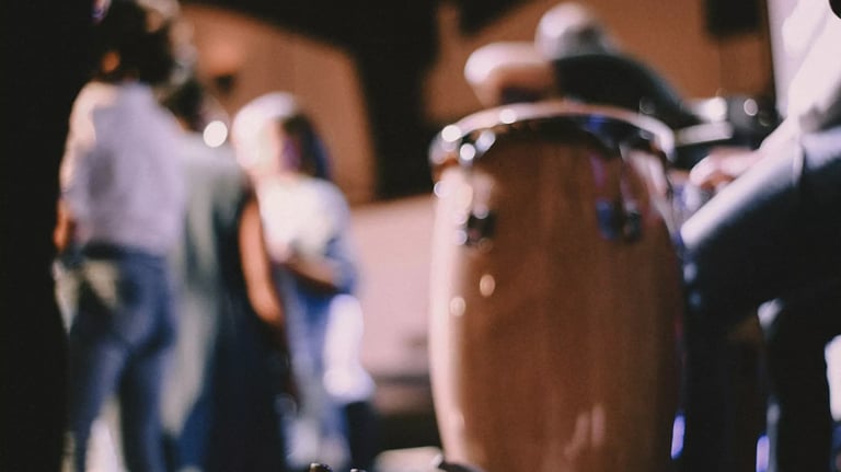 Trummis spelar congas live på fest eller event i Stockholm