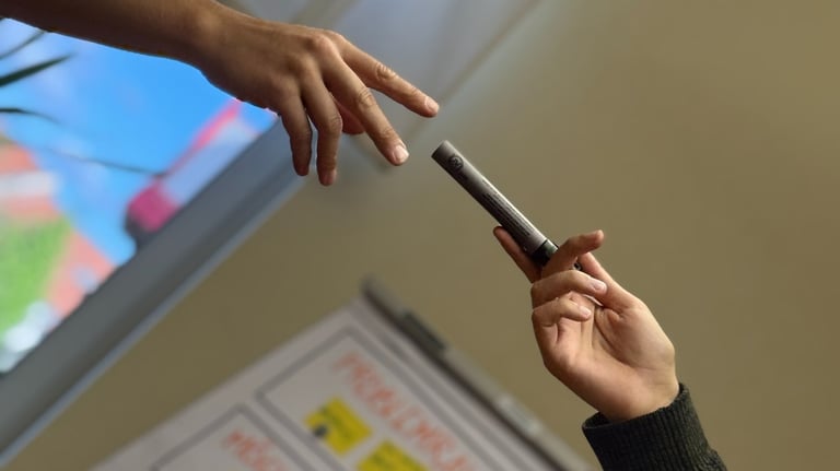 Coach reicht seine Hand mit Stift als Support