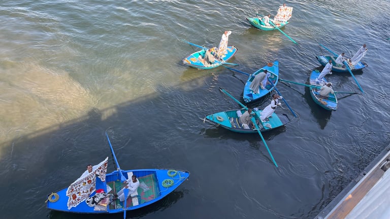 Ventes de souvenirs aux voyageurs sur le bateau