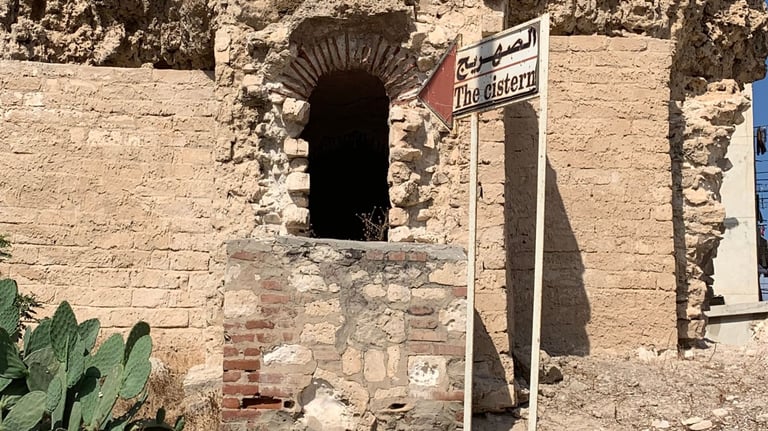 Cisterna subterrânea nas Catacumbas de Kom El Shoqafa em Alexandria, Egito.