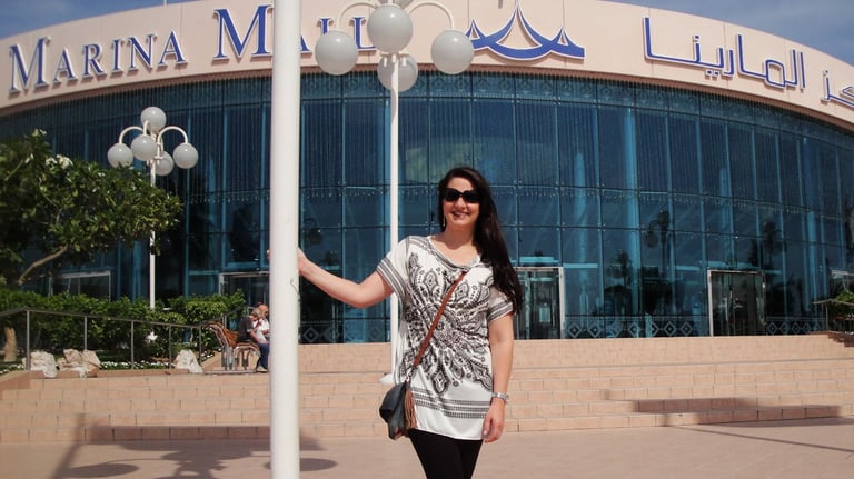 foto da autora em frente ao marina mall em abu dhabi