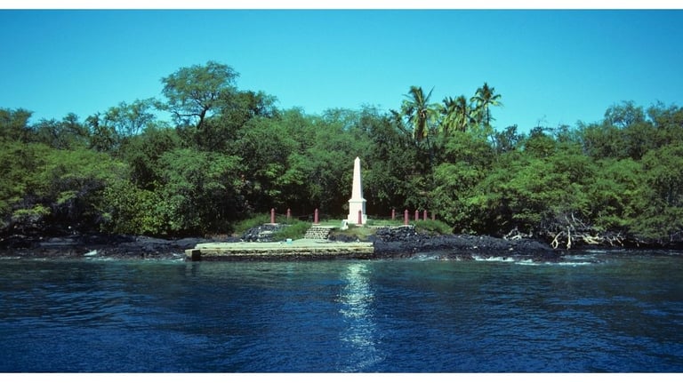Navegando pelo mar com vista do Captain Cook Monument próximo à costa de Hilo