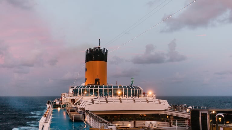Navio da Costa Cruzeiros navegando em alto mar, visto do topo do navio.