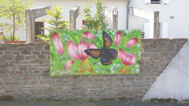 une peinture d'un papillon avec des fleurs
