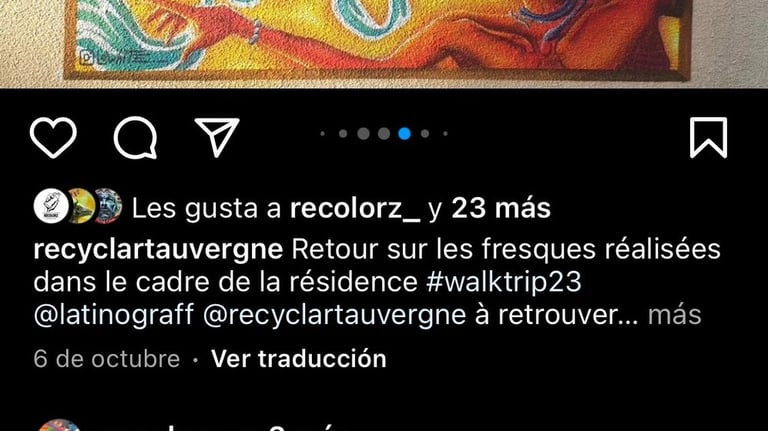 une peinture d'un chaman rouge avec des fruits sur la tête