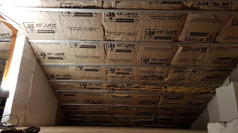 Isolation en laine de verre en rampant de toiture.