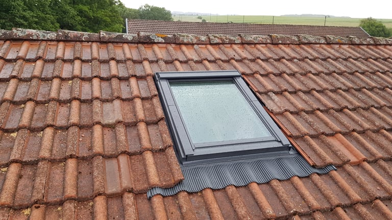 Pose de fenêtre de toiture.