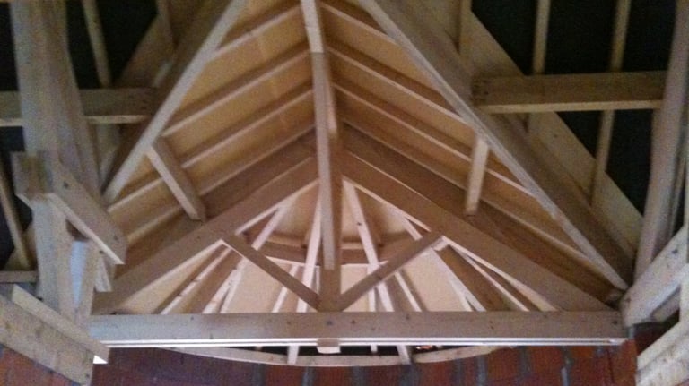 Charpente complexe à facette pour une habitation.