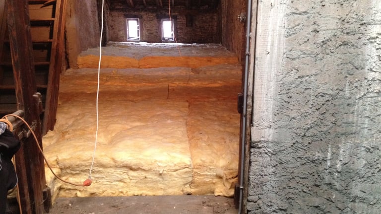 Isolation en laine de verre en combles perdus.