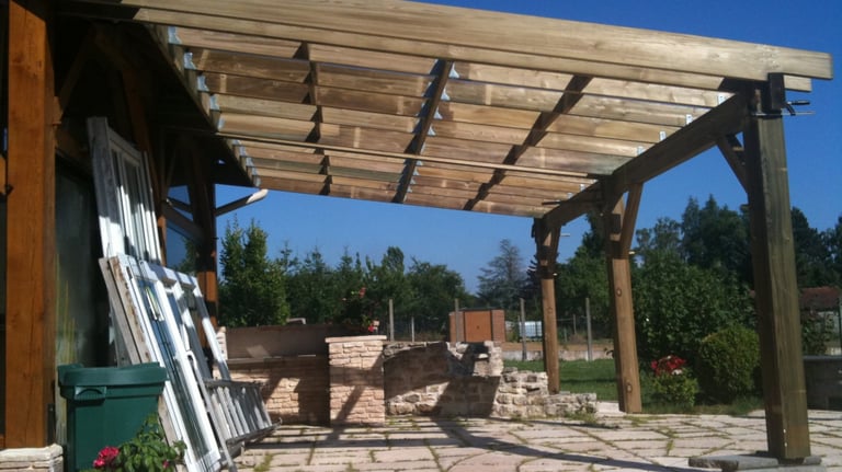 Charpente sur poteaux pour une terrasse couverte.