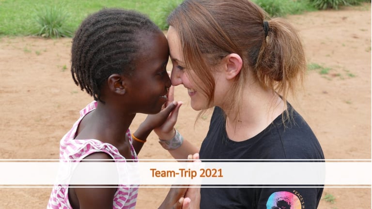 PH-Mitglied mit Kind und Aufschrift Team-Trip 2021