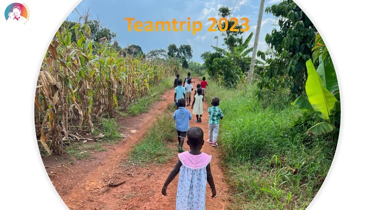 Spazierende kinder und Überschrift Teamtrip 2023