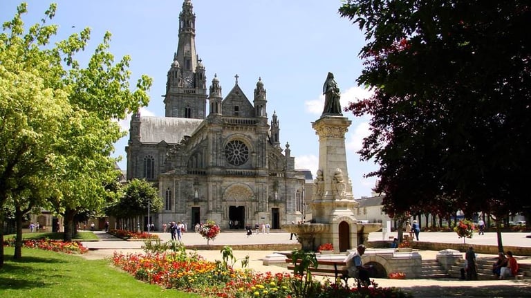 Vivre à Sainte-Anne-d'Auray : un cadre de vie calme et patrimonial au cœur du Pays d'Auray