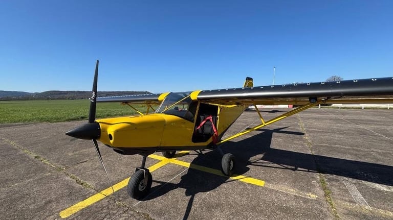 Ulm Savannah S sur le tarmac de l'aérodrome à Besançon-Thise