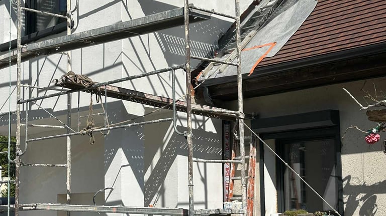Échafaudage pour travaux de ravalement de façade – rénovation et isolation extérieure par Silva Carl