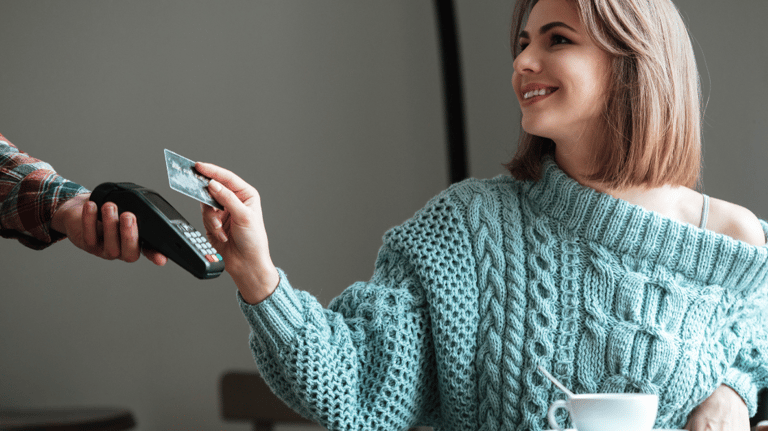 Mujer pagando con tarjeta