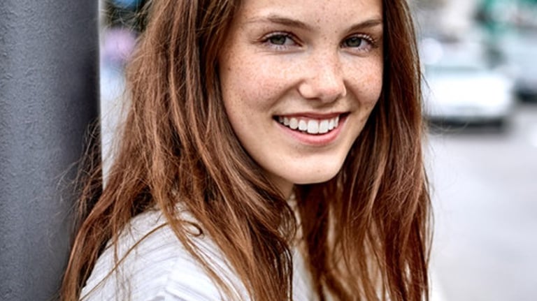 jeune femme transformée positivement